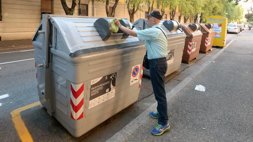 Il sistema di raccolta differenziata resterà misto, con bidoncini e cassonetti © www.giornaledibrescia.it