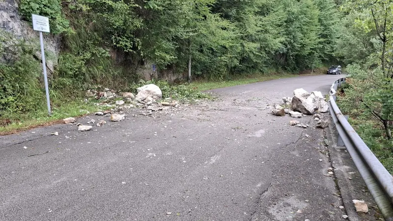 Lo smottamento a Vesta d'Idro, sulla Sp58 - © www.giornaledibrescia.it