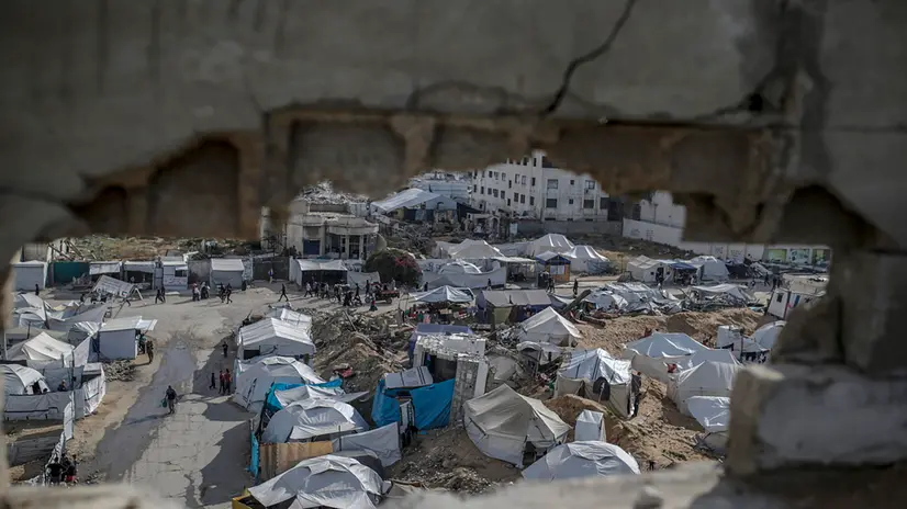 epaselect epa12067777 A camp for internally displaced Palestinians in the Al Remal neighbourhood, Gaza City, 01 May 2025. More than 52,400 Palestinians have been killed in the Gaza Strip, according to the Palestinian Ministry of Health, since Israel launched a military campaign in the strip in response to a cross-border attack led by the Palestinian militant group Hamas on 07 October 2023, in which about 1,200 Israelis were killed and more than 250 taken hostage. EPA/MOHAMMED SABER