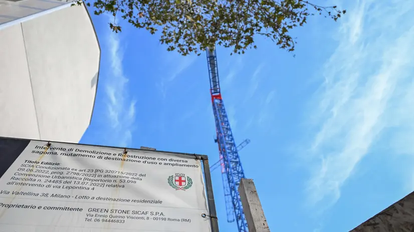 Una veduta del cantiere di via Valtellina a Milano, 7 novembre 2024. Il Nucleo di Polizia Economico Finanziaria della Gdf di Milano, in una delle molte inchieste sulla gestione urbanistica in città, ha sequestrato un'altra area urbana, all'angolo tra via Valtellina e via Lepontina, ossia il progetto "Scalo House", dove è stata realizzata una residenza universitaria e sono in corso di realizzazione due nuovi edifici. ANSA/ ANDREA FASANI
