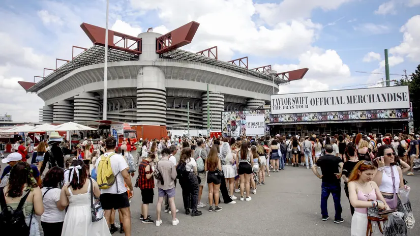 I fans arrivano per il concerto di Taylor Swift allo stadio San Siro a Milano, 13 luglio 2024. ANSA/MOURAD BALTI TOUATI