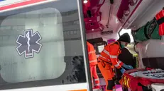 Infermiera sistema l'attrezzatura sanitaria a bordo dell'ambulanza nel parcheggio del pronto soccorso dell'ospedale Agostino Gemelli, Roma, 25 gennaio 2023. ANSA / Danilo Schiavella (generica, simbolica, ambulanza, soccorso)