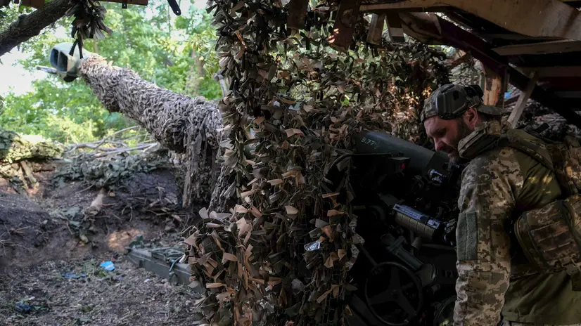 epa12198172 Ukrainian servicemen of the 101st Guard Brigade Of General Staff prepare to fire a 122-mm howitzer D-30 toward Russian positions on the frontline in the Donetsk area, Ukraine, 25 June 2025 (issued by 26 June 2025). Russian troops entered Ukrainian territory on 24 February 2022, starting a conflict that has provoked destruction and a humanitarian crisis. EPA/VITALII NOSACH