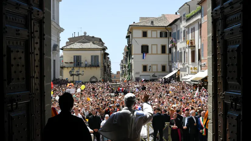 epa12249136 A handout picture provided by the Vatican Media shows Pope Leo XIV leading the Angelus prayer in Castel Gandolfo near Rome, Italy, 20 July 2025. EPA/VATICAN MEDIA HANDOUT HANDOUT EDITORIAL USE ONLY/NO SALES