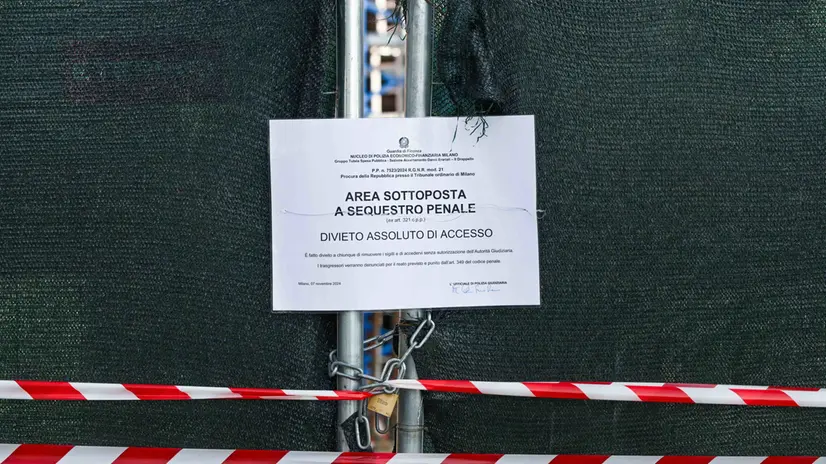 Una veduta dei cantieri sequestrati tra via Valtellina e via Lepontina, a Milano, 7 novembre 2024. Il Nucleo di Polizia Economico Finanziaria della Gdf di Milano, in una delle molte inchieste sulla gestione urbanistica in città, ha sequestrato un'altra area urbana, all'angolo tra via Valtellina e via Lepontina, ossia il progetto "Scalo House", dove è stata realizzata una residenza universitaria e sono in corso di realizzazione due nuovi edifici. ANSA/ ANDREA FASANI
