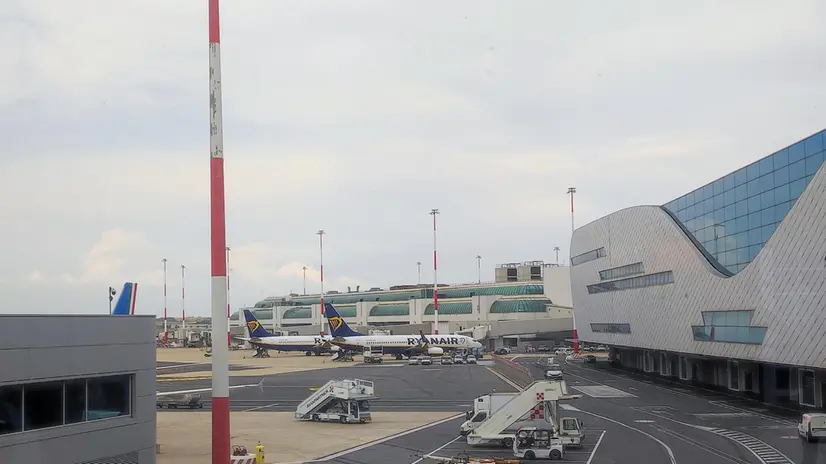 L'area esterna del Terminal 1 dell'aeroporto di Fiumicino dove per alcuni minuti è stato visibile il fumo di un incendio divampato su una parte del tetto esterna dell'area finger, 17 giugno 2025. ANSA/TELENEWS