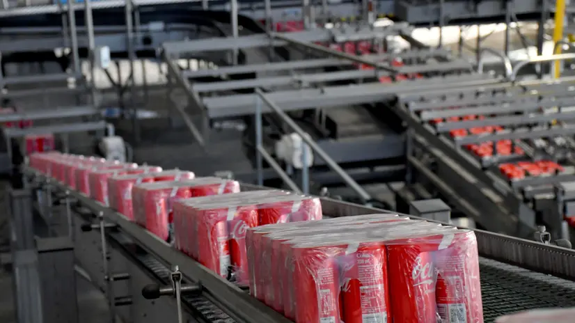 Oggi nello stabilimento della Sibeg nella zona industriale di Catania, imbottigliatore siciliano di Coca Cola, è stato presentato il bilancio di sostenibilità di Sibeg. ANSA/Orietta Scardino