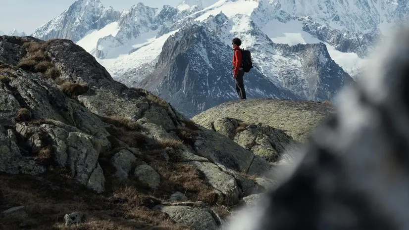 Una persona sola in montagna