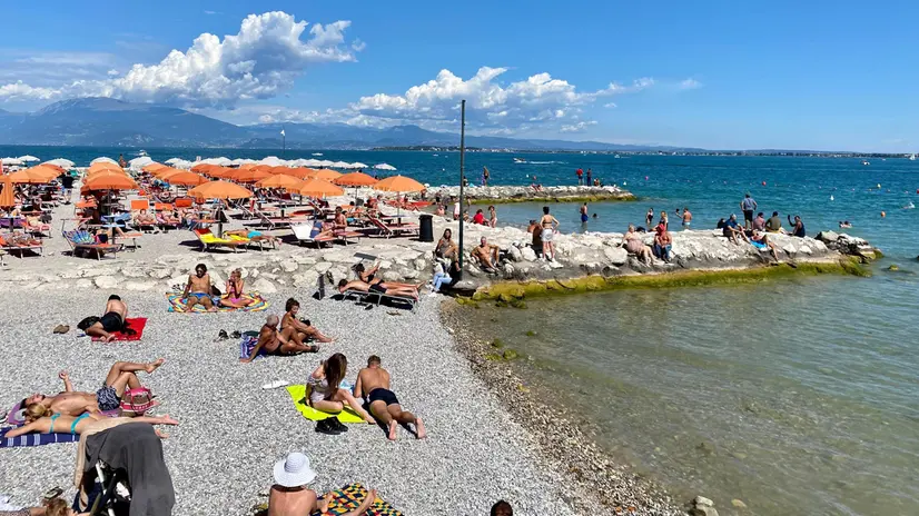 La spiaggia di Desenzanino - © www.giornaledibrescia.it