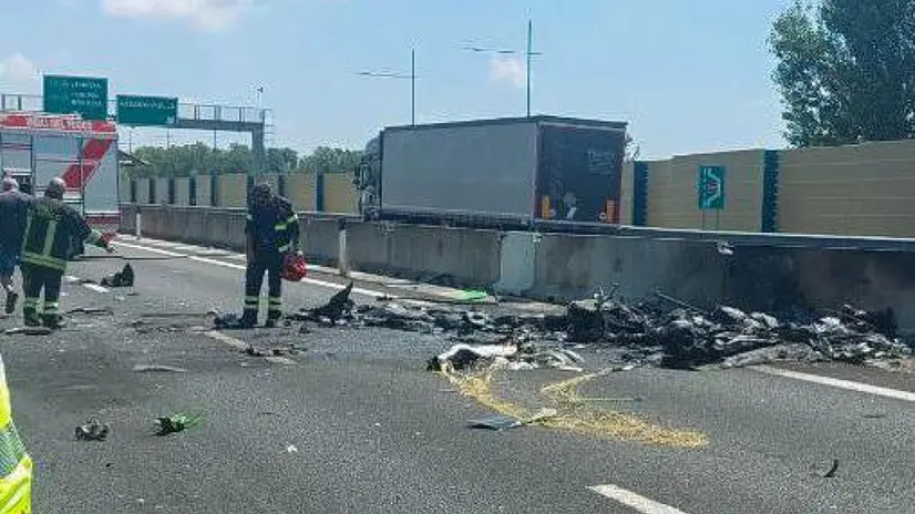 I resti del velivolo ultraleggero precipitato ad Azzano Mella, in provincia di Brescia nei pressi della Corda Molle, 22 luglio 2025. ANSA/ SIMONE VENEZIA