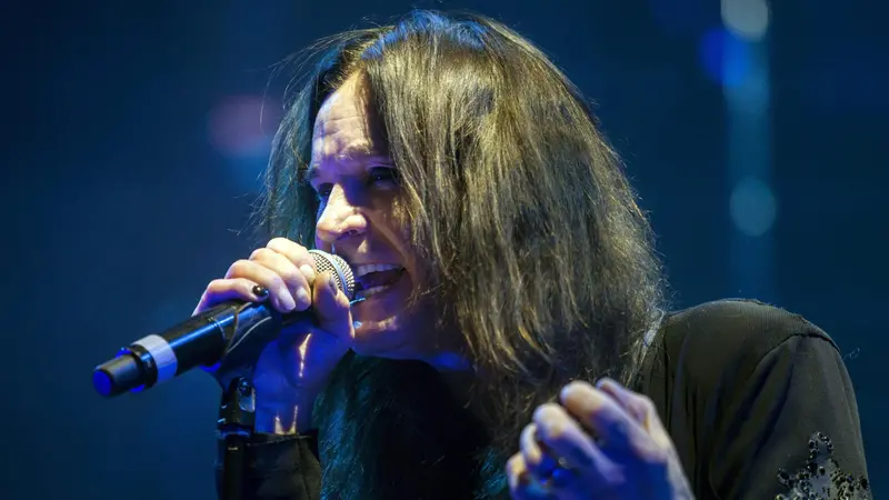 Ozzy Osbourne durante un concerto a Budapest - Foto Epa © www.giornaledibrescia.it