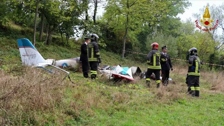 I resti dell'ultraleggero guidato da Pasotti - Foto Vigili del fuoco © www.giornaledibrescia.it
