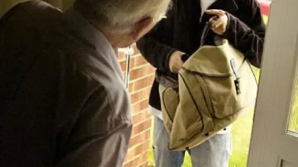 I due si sono fatti cosegnare 8mila euro in contanti e 90mila in monili © www.giornaledibrescia.it