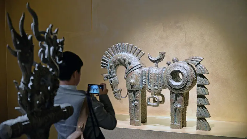 Una delle opere esposte alla mostra "Il mondo di Han Meilin", la prima allestita fuori dalla Cina dell'unico artista cinese insignito dall'Unesco come "artista per la Pace", presso la sede espositiva dell'Università Cà Foscari a Venezia, 27 ottobre 2016. ANSA/ ANDREA MEROLA