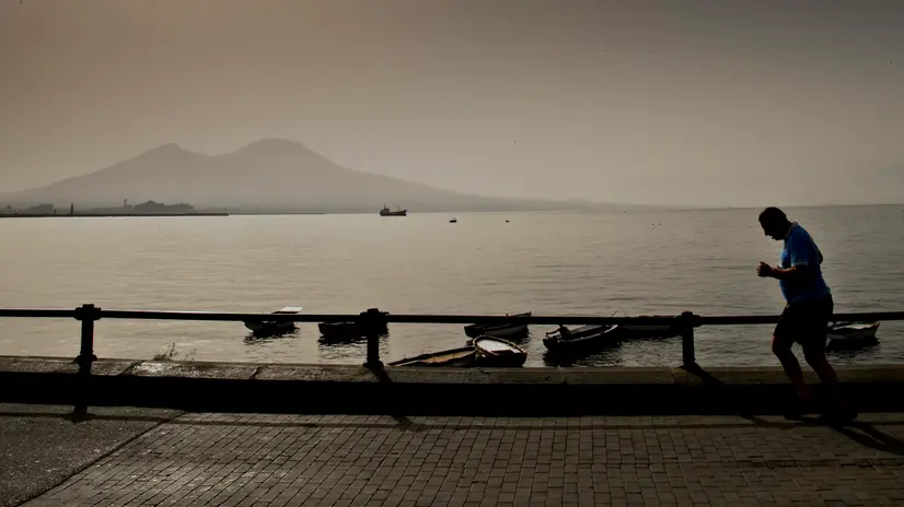 Sole ' africano' sul lungomarte con le temperature percepite che per il week end si annunciano prossime ai 40 gradi a Napoli, 23 giugno 2021 ANSA / CIRO FUSCO