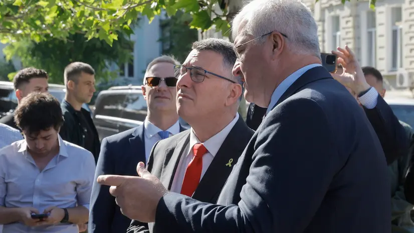 epa12255225 Israel's Foreign Minister Gideon Sa'ar (2-R) listens to Ukraine's Foreign Minister Andrii Sybiha (R) as they visit the Memory Wall of the Fallen Defenders of Ukraine to pay their respects, in Kyiv, Ukraine, 23 July 2025, amid the ongoing Russian invasion. The Israeli foreign minister is on an official trip to Kyiv, to meet top Ukrainian officials and Jewish community representatives. EPA/SERGEY DOLZHENKO