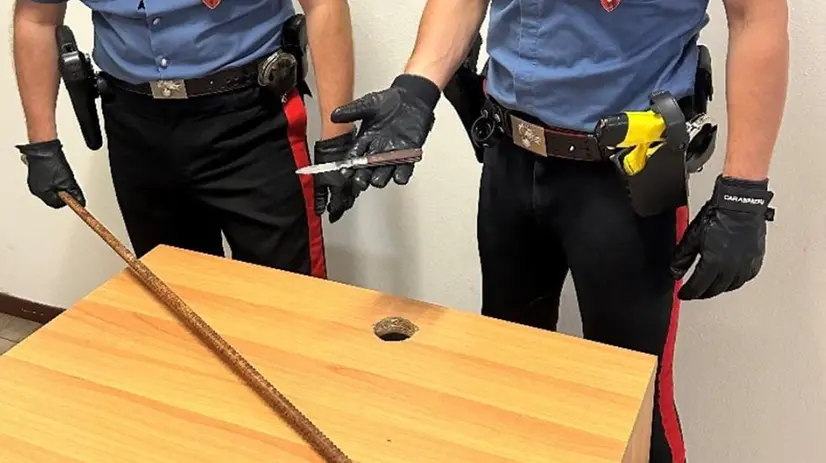 Il coltello e il tondino sequestrati dai carabinieri
