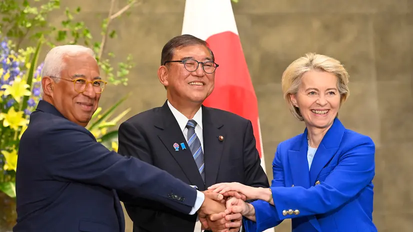 epa12255248 Ursula von der Leyen, President of the European Commission (R), European Council President Antonio Costa (L) with Japanese Prime Minister Ishiba Shigeru (C) pose and shake hands prior to a meeting at the Prime Minister Office in Tokyo Japan, 23 July 2025. In Tokyo for the EU-Japan Summit, European Commission President Ursula von der Leyen and European Council President Antonio Costa aim to strengthen the strategic partnership with Japan through a new Competitiveness Alliance and deeper cooperation on defense, trade, and economic security. EPA/DAVID MAREUIL / POOL