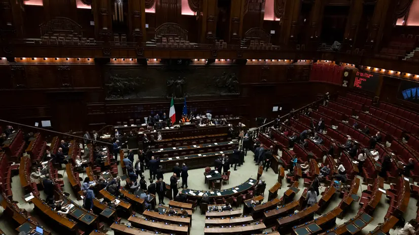 L’Aula della Camera per le dichiarazioni di voto sulla fiducia posta dal governo sul decreto Albania, Roma, 14 maggio 2025. Il voto finale sul provvedimento è previsto nella mattinata di domani.. ANSA/MASSIMO PERCOSSI