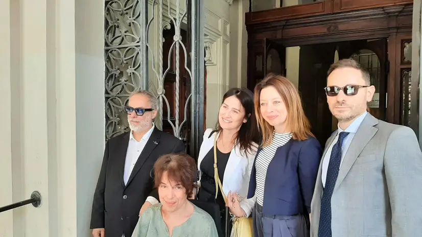 Laura Santi, il marito, primo da sinistra, e l'avvocato Filomena Gallo (2