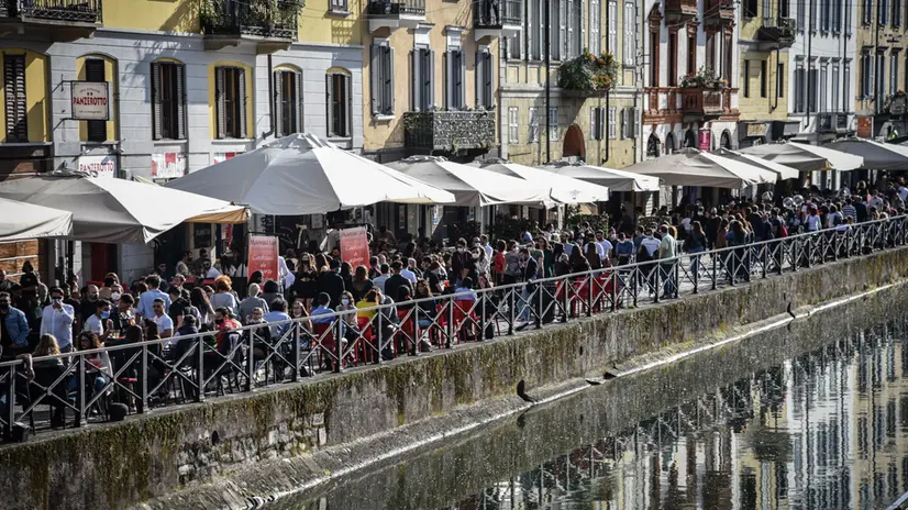 Folla di gente per la movida e controlli dei Carabinieri in Darsena e sui navigli il sabato pomeriggio - Milano 8 Maggio 2021 Ansa/Matteo Corner
