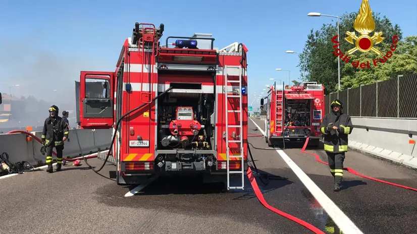 In un'immagine rilasciata dall'ufficio stampa dei Vigili del Fuoco il tratto dell'autostrada A14 che era rimasto chiuso per un incidente tra tre mezzi pesanti, due camion e una bisarca, che ha provocato la morte dell'autista dei due camion, Bologna, 30 luglio 2019. ANSA/UFFICIO STAMPA VIGILI DEL FUOCO +++ NO SALES, EDITORIAL USE ONLY +++