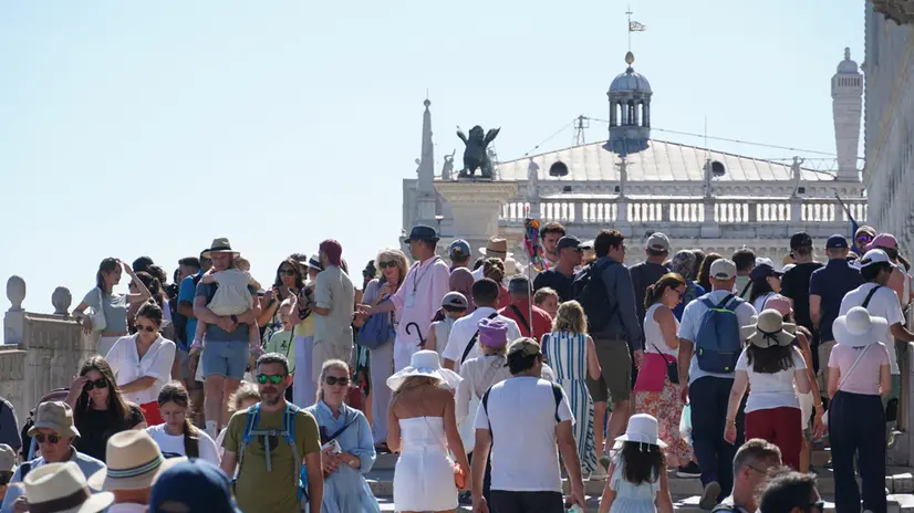 Folla di turisti accalcati sul molo di San Marco, potenziali vittime dei borseggiatori, Venezia 18 luglio 2025. ANSA/ANDREA MEROLA