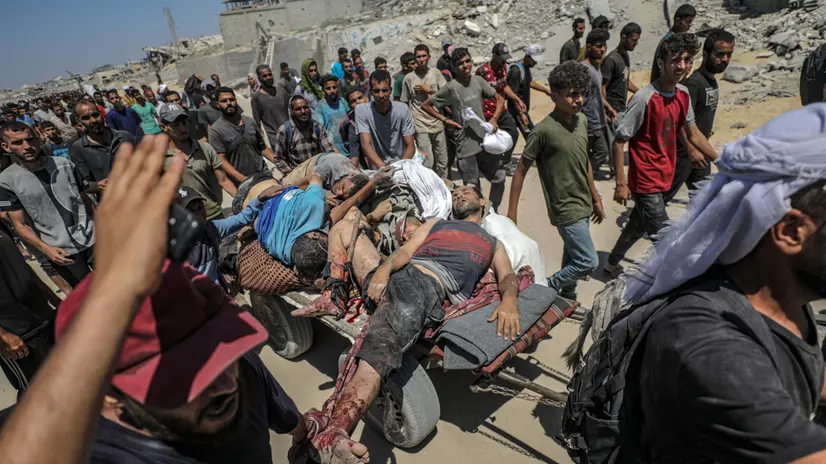 epa12249899 GRAPHIC CONTENT - The bodies of Palestinians shot dead at a food distribution point near Zikim, are carried on a donkey cart in northern Gaza Strip, 20 July 2025. According to the Palestinian Ministry of Health in Gaza, at least 67 people were killed while trying to receive humanitarian aid in the Zikim area. EPA/MOHAMMED SABER -- ATTENTION EDITORS: GRAPHIC CONTENT --