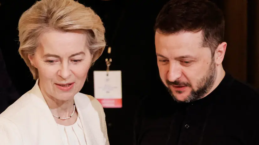 epa11991397 European Commission President Ursula Von der Leyen (L) speaks with Ukraine's President Volodymyr Zelensky during a meeting as part of the 'Coalition of the Willing summit at the Elysee Palace in Paris, France, 27 March 2025. The French president on 27 March hosts European leaders, including the Ukrainian president, for a summit aimed at boosting Ukrainian security ahead of any potential ceasefire with Russia. EPA/LUDOVIC MARIN / POOL MAXPPP OUT