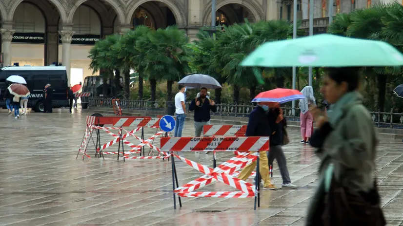 Infiltrazioni di pioggia sotto il lastricato, recintato in diversi punti dai servizi del Comune in piazza Duomo, Milano, 22 settembre 2020. ANSA / PAOLO SALMOIRAGO