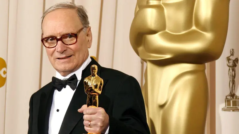 Ennio Morricone con L'Oscar alla carriera - Foto Epa/Paul Buck
