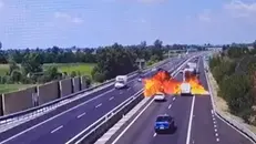 Il momento in cui i mezzi passano nell'incendio dello schianto - © www.giornaledibrescia.it