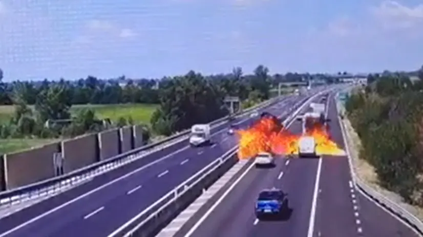 Il momento in cui i mezzi passano nell'incendio dello schianto - © www.giornaledibrescia.it