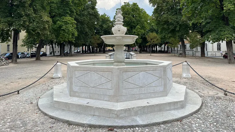 La fontana ottagonale in piazza Tebaldo Brusato - Foto Comune di Brescia © www.giornaledibrescia.it