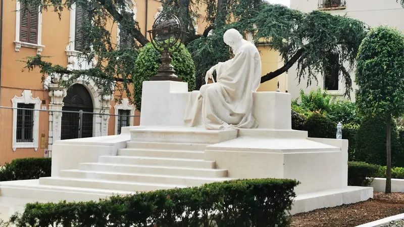 Il monumento a Niccolò Tartaglia - © www.giornaledibrescia.it