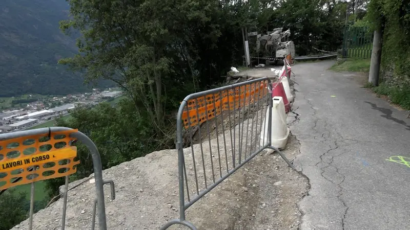 Le transenne sul luogo della frana - © www.giornaledibrescia.it