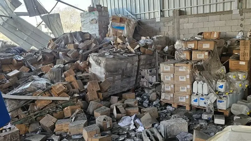 Il magazzino dei farmaci di un ospedale a Gaza distrutto da un bombardamento © www.giornaledibrescia.it