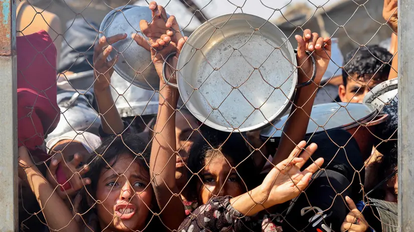 Bambini affamati a Khan Yunis, nella Striscia di Gaza meridionale - Foto Ansa © www.giornaledibrescia.it