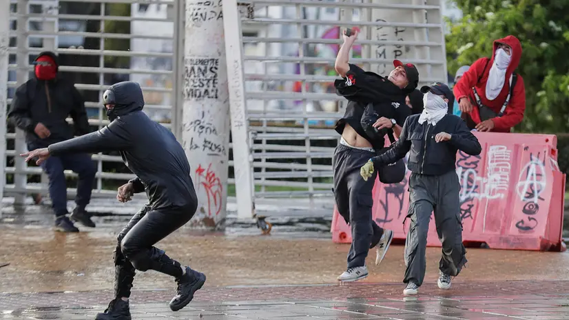 epa12142109 Protesters clash with police near the National University during the first day of the national strike in Bogota, Colombia, 28 May 2025. EPA/Carlos Ortega