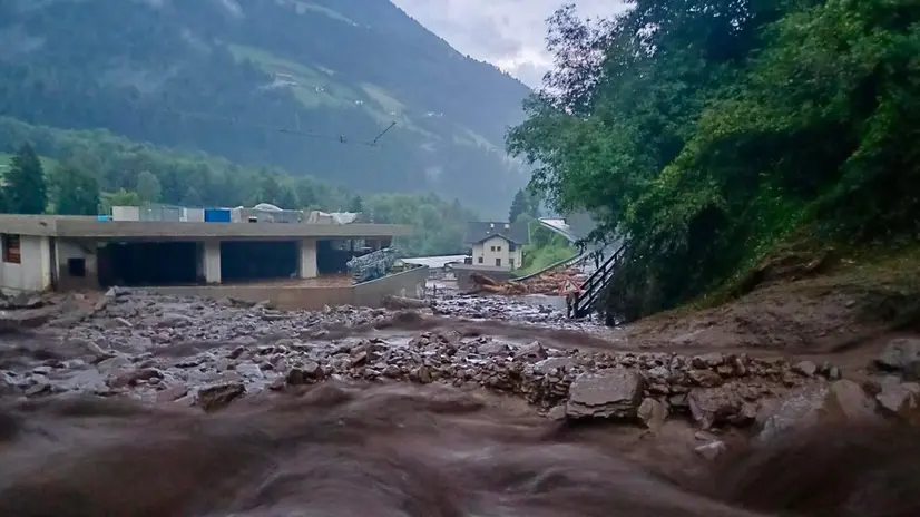 Forti temporali con oltre 100 mm di pioggia si sono abbattuti in serata sulla Val Passiria. Si sono verificate frane di grandi dimensioni che hanno interessato anche edifici residenziali e strade. 24 LUGLIO 2025. Pagina FACEBOOK/Unione vigili del fuoco dell'Alto Adige (Landesfeuerwehrverband SudTirol) + ATTENZIONE LA FOTO NON PUO' ESSERE PUBBLICATA O RIPRODOTTA SENZA L'AUTORIZZAZIONE DELLA FONTE DI ORIGINE CUI SI RINVIA + NPK