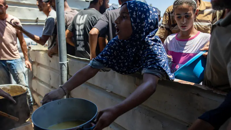 La distribuzione selettiva delle risorse essenziali a Gaza - Epa/Haitham Imad