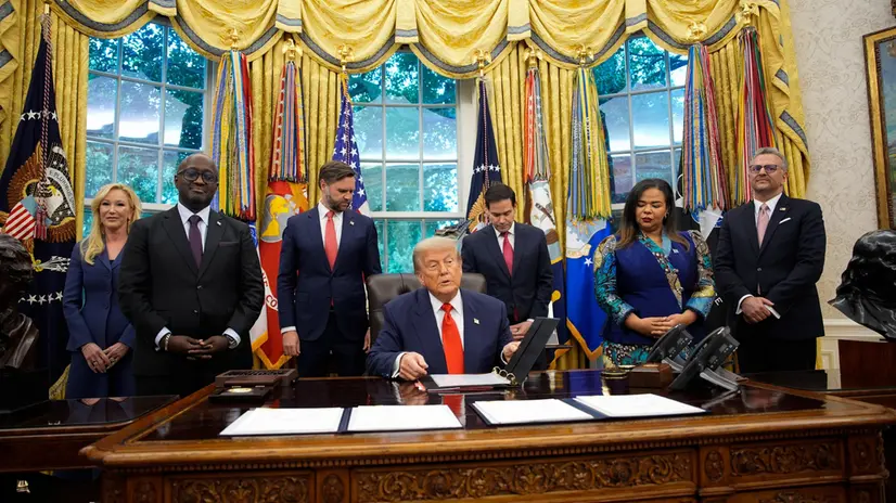 Donald Trump con la ministra degli Esteri del Congo Therese Kayikwamba Wagner - Foto Epa © www.giornaledibrescia.it