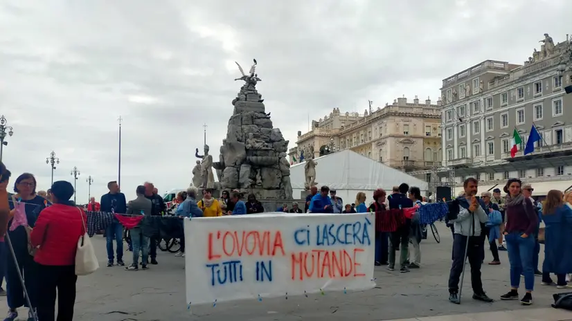 Sit-in di protesta del Comitato No Ovovia Trieste davanti al municipio