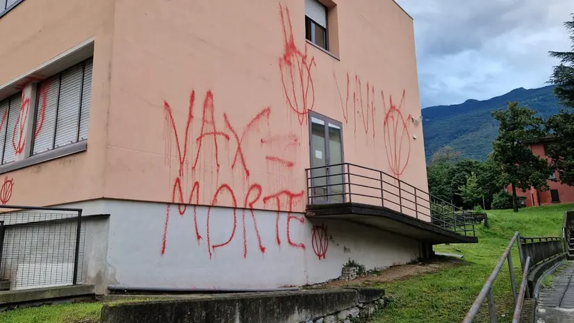 Le scritte no vax a Darfo - © www.giornaledibrescia.it