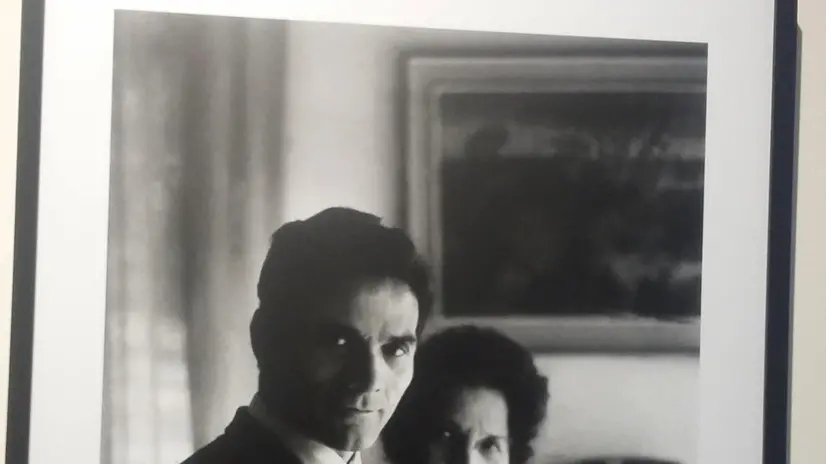E' un Pier Paolo Pasolini inedito quello in mostra da oggi a New Delhi in occasione del quarantennale della sua scomparsa. Una quarantina di foto di scena e altre immagini sulla sua vita si sono materializzate come per incanto dagli archivi del Centro di ricerca e archiviazione della fotografia (Craf) di Spilimbergo (Pordenone) per essere esposte nei locali dell'Istituto di Cultura Italiano, 28 ottobre 2015. ANSA