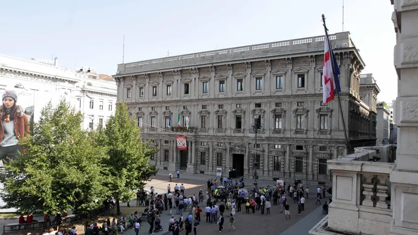 Allarme bomba a Palazzo Marino sede del Comune di Milano. Milano, 25 settembre 2014. Palazzo Marino, sede del Comune di Milano, è stato evacuato attorno alle 13.10 dopo che una telefonata arrivata ai Carabinieri ha segnalato la presenza di una bomba. Il sindaco Giuliano Pisapia era a colloquio con il presidente del Tribunale di Milano Livia Pomodoro e i due sono usciti insieme. I carabinieri hanno transennato l'area fino a metà di piazza della Scala. ANSA/DANIELE MASCOLO