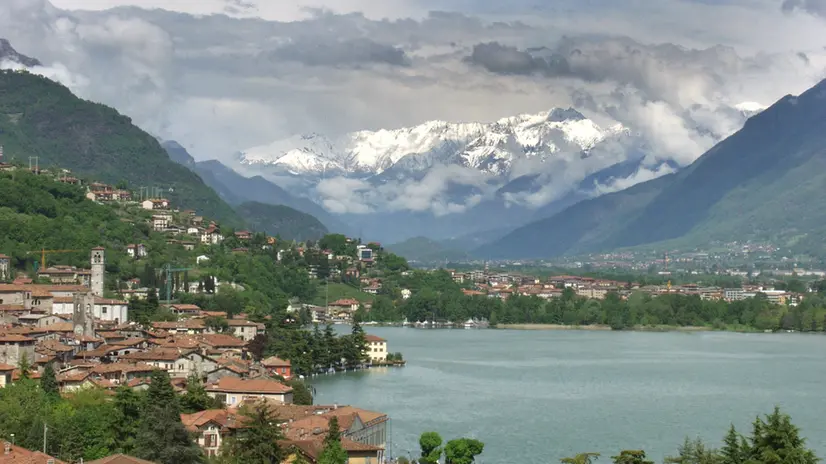 Lovere si affaccia sul Sebino con tutto il suo fascino