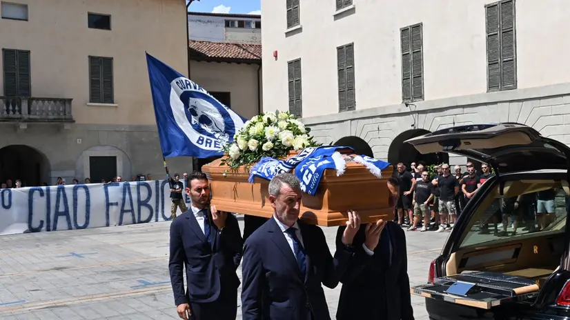 A Chiari il funerale di Fabio Festa, morto sul Blumone