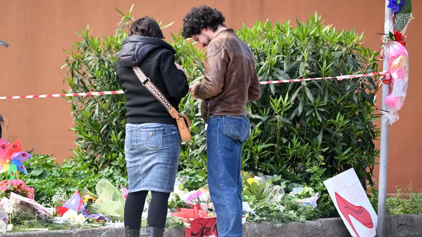 Persone in preghiera sul luogo dell’omicidio di Sara Campanella. Messina, 02 aprile 2025. ANSA/CARMELO IMBESI
