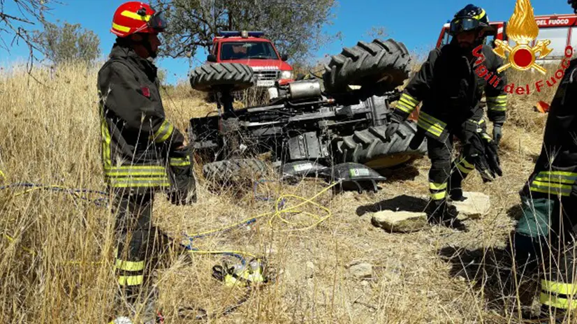 Il trattore ribaltato sotto il quale è morto schiacciato un agricoltore di 70 anni, del quale ancora non sono state rese note le generalità, 16 agosto 2019. L'incidente è avvenuto intorno alle 14 nelle campagne di Baressa, nell' Oristanese. Sul posto sono intervenuti i Vigili del fuoco del Distaccamento di Ales e una ambulanza del 118. Il personale medico non ha potuto fare altro che constatare la morte dell'uomo. ANSA / us vigili del fuoco +++ ANSA PROVIDES ACCESS TO THIS HANDOUT PHOTO TO BE USED SOLELY TO ILLUSTRATE NEWS REPORTING OR COMMENTARY ON THE FACTS OR EVENTS DEPICTED IN THIS IMAGE; NO ARCHIVING; NO LICENSING +++